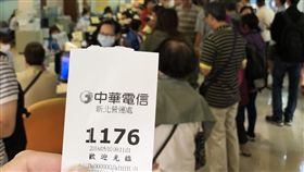 499吃到飽開放全民  門市續湧人潮電信三雄限時7天開放全民499吃到飽，電信門市第2天陸續湧入大批申辦人潮，中華電中和南勢角門市一早就「熱鬧得像菜市場」。中央社記者江明晏攝  107年5月10日
