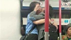 香港地鐵車廂驚見一對情侶激吻喇舌，男子嘴巴用力猛吸對方，女子則伸手撫摸男子的臉頰，2人大膽交纏完全無視其他乘客的眼光。其他網友看到後，紛紛直笑虧「老『頭』逐漸母湯！」（圖／翻攝自爆廢公社）