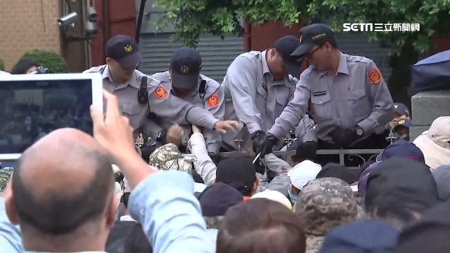 警遇陳抗「6人擠小傘」　議員嘆心酸