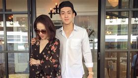 ▲▼保養得宜的金友莊與兒子寶弟就像姐弟般。（圖／翻攝自臉書）
