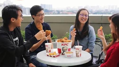 61年來首政黨輪替　馬國人吃雞慶祝