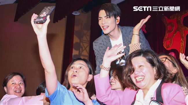 為護理人員公益開唱　老蕭人氣紅不讓