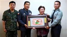 獲選模範母親　國防部賀母儀典範（1）澎湖防衛指揮部所屬機步營中士藍旭輝的母親藍劉玉琴獲選國防部模範母親，防區指揮官黃金財中將（左2）10日代表國防部長嚴德發，致贈「母儀典範」賀屏。中央社　107年5月10日