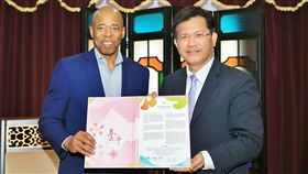 美紐約布魯克林區長拜會林佳龍美國紐約市布魯克林區長亞當斯（Eric Adams）（左）10日拜會台中市政府，市長林佳龍（右）代表歡迎；亞當斯也簽署「台中宣言」，共同倡議綠色生產、自然生態及人文生活理念。中央社記者郝雪卿攝　107年5月10日