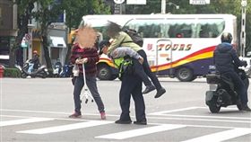 暖警揹老婆婆過馬路（翻攝自爆料公社）