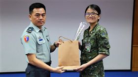 高雄步訓部慶母親節　贈女官兵康乃馨　位於高雄市鳳山區的陸軍步兵訓練指揮部10日舉辦母親節活動，步訓部指揮官呂坤修少將（左）向身為人母的女性官兵獻上康乃馨，感謝她們身兼軍職及母職的付出與辛勞。（步訓部提供）中央社記者程啟峰高雄傳真　107年5月10日