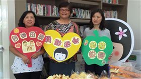 學烘焙拿證照　家扶自強母親走出陰鬱42歲單親媽媽古碧娥（左）獨自扶養2名年幼子女，因接受苗栗家扶中心「家長生涯發展方案」烘焙課程，圓夢取得丙級證照，更成功轉念走出陰鬱，獲選107年家扶自強母親。（苗栗家扶中心提供）中央社記者管瑞平傳真　107年5月10日