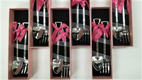 彰化新人520登記結婚　鏟子餐具祝好孕彰化縣政府準備鏟子造型的餐叉與湯匙組（圖），贈送給5月20日辦理結婚登記或指定這天為結婚生效日的新人，祝福新婚夫妻「好孕產子」。（彰化縣政府提供）中央社記者蕭博陽彰化傳真　107年5月10日