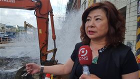 挖破水管　基隆中山區2700戶受影響基隆市中山一路267巷10日下午因廠商施工怪手不慎挖破水管，大量自來水噴出水淹騎樓，水公司表示，附近約2700戶居民用水將受到影響。圖為議長宋瑋莉到場勘查。中央社記者王朝鈺攝　107年5月10日