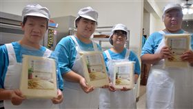 自閉童賣逾萬包米　自己賺錢圓出國夢社團法人台灣自閉兒家庭關懷協會和池上鄉農民合作，8位心智障礙孩童賣了1萬6000包白米，堅持不接受贊助，一包米只賺15元，靠自己雙手圓夢，籌錢前往日本迪士尼。中央社記者盧太城台東攝　107年5月10日