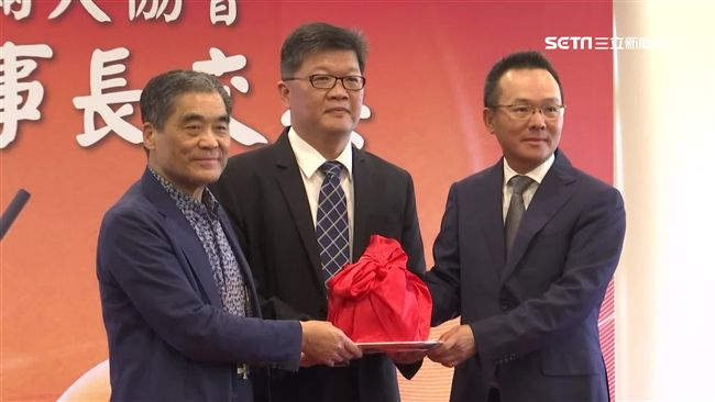 裙襬搖搖會長　盼印尼亞運為國爭光