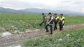 花蓮西瓜進入產期　警啟動護瓜專案（2）花蓮西瓜產期將至，價格看俏，為避免宵小竊盜，鳳林警分局再度啟動「護瓜專案」，希望藉由一連串的防竊作為，保障農民經濟作物及財產安全。（鳳林分局提供）中央社記者李先鳳傳真　107年5月10日