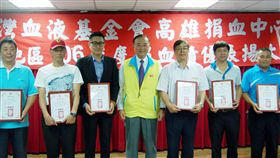 澎湖捐血人受表揚（2）高雄捐血中心10日跨海在澎湖縣政府表揚澎湖年度愛心捐血人及團體，台灣血液基金會董事長侯勝茂（中）表揚年度愛心捐血人及團體。中央社  107年5月10日