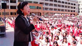 母親節將至  8000學子歌聲祝福桃園市啟英高中為了傳達孝順不能等待的觀念，邀請全校8000名師生合唱「阿母的手」。中央社記者吳睿騏桃園攝　107年5月10日