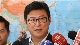 姚文智：柯文哲價值錯亂  誠信有問題台北市長柯文哲日前為「兩岸一家親」、「床頭吵床尾和」言論引起聽者不悅而道歉，民進黨立委姚文智（前）10日受訪時表示，柯文哲價值錯亂、誠信有問題。中央社記者謝佳璋攝  107年5月10日