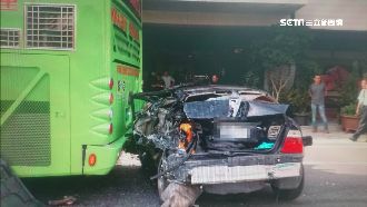 三車連環撞！轎車扭曲變形畫面驚悚