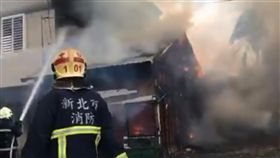 穿新北消防衣引質疑　花蓮縣消防局說明花蓮玉里日前一場火警，一名陳姓消防員出勤所穿消防衣被發現寫著「新北市消防」。花蓮縣消防局表示，經查發現為陳員將全新配發的消防衣清洗陰乾後，火警發生時不及拿取，情急下才改穿隊上作為紀念用的新北市消防衣出勤，已要求陳員提出檢討報告。（翻攝資料畫面）中央社記者李先鳳傳真　107年5月9日