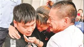 4歲兒遭拐賣　夫婦苦尋22年終團圓
中國,湖北,拐賣兒童,李明朝,陳珍,尋親,尋子
http://m.news.cctv.com/2018/05/06/ARTILxJvq6hbmigSkeJdWUF7180506.shtml