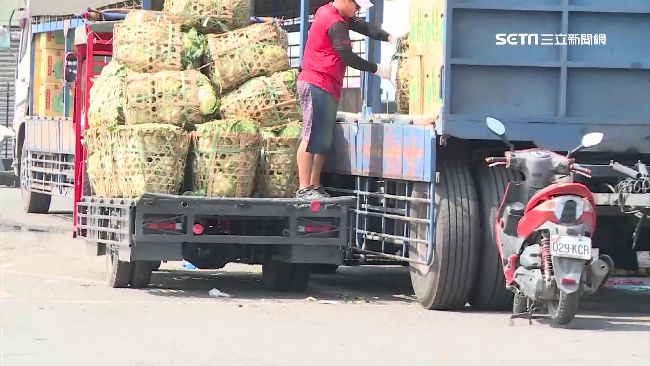 停車太近難下貨　菜商爆全武行打趴人