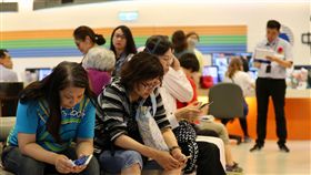 中華電信499方案　民眾搶申辦（1）中華電信推出限時499方案，4G無限上網，吸引民眾前往門市申辦，門市到了結束營業的時間，還有數百名民眾尚未申辦完成。中央社記者張皓安攝　107年5月10日