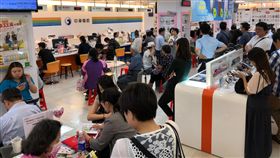 搶辦499吃到飽　中華電信門市湧人潮電信三雄推出新台幣499元吃到飽方案，引發空前申辦熱潮，各地中華電信門市湧入大批等待申辦的民眾，多數門市辦到深夜，隔天又迎來長長排隊人龍。中央社記者吳家昇攝　107年5月11日