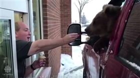 「棕熊」副駕上大口舔冰　動物園遭訴
加拿大,動物園,棕熊,冰雪皇后,慶生,未通報,柏克利
https://youtu.be/ExoCwcA1ggg