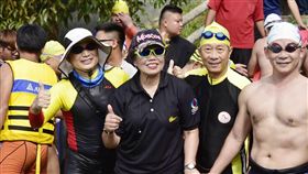 圖左二為中華民國長泳協會曾麗卿理事長。（長泳協會提供）