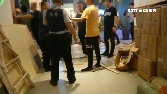 瞪一眼雙方打起來　牆上還留下血手印