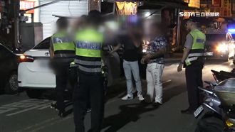 為女感情談判糾紛？機車攔轎車變砸車