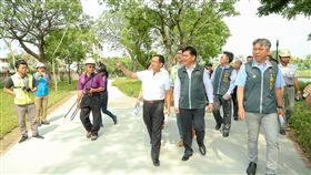 台中市政府今(11)日舉辦重大公共工程會報，林市長在水利局長周廷彰、運動局長王慶堂、研考會主委柳嘉峰等人陪同下，聽取「豐原葫蘆墩第五區軟埤仔溪工程」簡報並視察工程。市議員陳清龍，以及立法院副院長蔡其昌、立法委員洪慈庸、江啟臣等服務處代表也都到場關切。