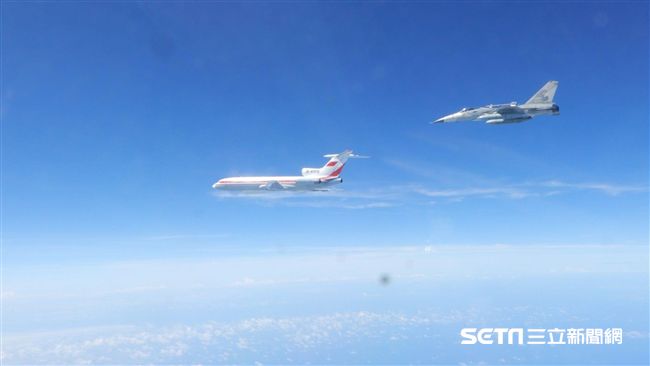 又來了！解放軍宣布軍機「雙向繞台」