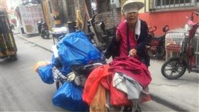 阿嬤,擺攤,鍛鍊,身體,BMW,鬧區,鄰居,閒言閒語,兒子.孝順　圖／翻攝自微博　