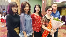 模範母親尋當年長髮女老師（1）台東縣政府11日表揚模範母親，在台東市經營鞋店的老闆娘翁月娥（右2）希望藉著模範母親表揚活動，尋找多年前帶著小孩到店裡買鞋子的女老師。中央社記者盧太城台東攝  107年5月11日