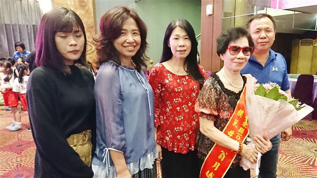 眼神透露想要鞋…女老闆助偏鄉童圓夢