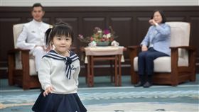 蔡英文總統接見海軍儀隊上兵蘇祈麟。（圖／總統府提供）