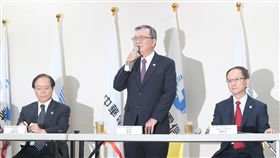 499吃到飽　鄭優：推3措施加速申辦針對499吃到飽方案引發熱潮和亂象，中華電信董事長鄭優（中）11日出席記者會親自說明，對員工與用戶同時表達感謝與抱歉，並宣布推出3項措施加速申辦作業。圖左為中華電信總經理謝繼茂、右為中華電信行動通信分公司總經理陳明仕。中央社記者徐肇昌攝　107年5月11日