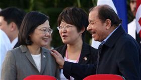蔡英文出訪尼加拉瓜，與尼加拉瓜總統奧蒂嘉（Daniel Ortega）寒暄（圖／中央社）