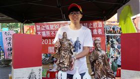 李孟倫創意發想　設計三國人物高粱酒2018金門平安祈福季系列活動持續展開，各地創意祈福市集也配合登場，文創工作者李孟倫現場展示以三國人物為題材，設計關公和諸葛亮造型文創酒品，相當吸睛。（飲酒過量有礙健康；酒後請勿開車；未成年請勿飲酒。）中央社記者黃慧敏攝  107年5月11日