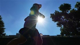 大台北高溫恐又破37度氣象局氣象報告表示，15日在太平洋高壓影響下，各地晴朗炎熱，高溫在攝氏33到35度左右，尤其大台北地區高溫更可能到37度以上，中午前後紫外線指數偏高，長時間在戶外活動請務必做好防曬措施，多補充水分以防中暑。中央社記者孫仲達攝  106年8月15日