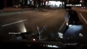 醉男心虛闖燈撞警　遭「神手」扯下車