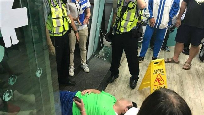 499鬧劇！男肉身擋門不肯員工下班