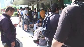 499首遇假日　清晨5點近百人排隊