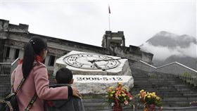 汶川地震10年　民眾駐足映秀地震遺址2018年清明節，民眾在四川省汶川縣映秀鎮的地震遺址前。時鐘雕塑的指針裂痕，記錄著2008年5月12日下午2時28分大地震發生的時刻。（中新社提供）中央社　107年5月12日