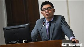 國民黨立委許毓仁就農田水利會改官派一事於經濟委員會質詢。 圖／記者林敬旻攝