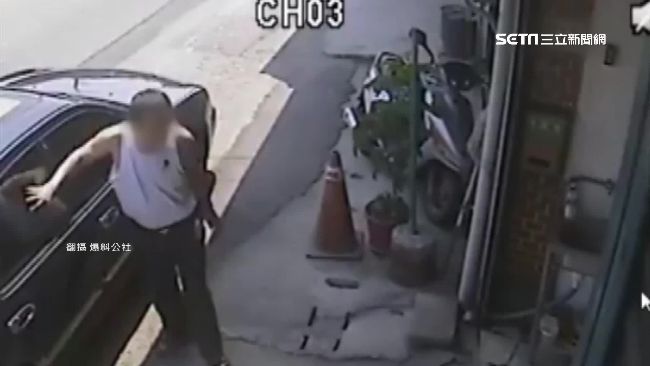 車停白線擋路？婦人遭陌生男掌摑咆哮