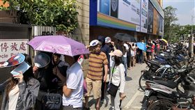 搶辦499吃到飽　中華電信門市湧人潮（1）電信業限時499吃到飽引爆申辦熱潮，12日各地中華電信門市湧入大批等待申辦的民眾，一早就迎來長長排隊人龍。圖為中華電信內湖服務中心。中央社記者王飛華攝　107年5月12日