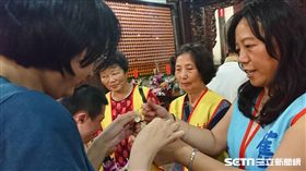 身心障礙朋友一同歡聚於士林舊街，藉由串花圈方式來慶祝媽祖生日快樂。（圖／台北市士林舊街慈悲關懷社區提供）