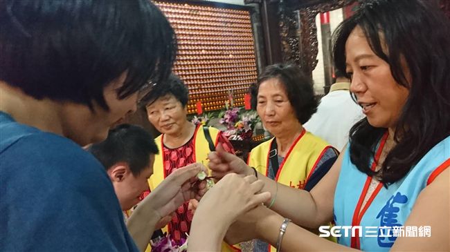身心障礙朋友串花圈　祝媽祖生日快樂
