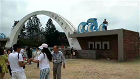 出遊拍美照！玩命爬跨海大橋旁屋頂