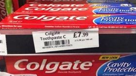 天價,牙膏,英國,醫院,Wakefield,WHSmith,商店,商品,推特,標價,誤植 圖／翻攝自推特　https://goo.gl/FLdd7h